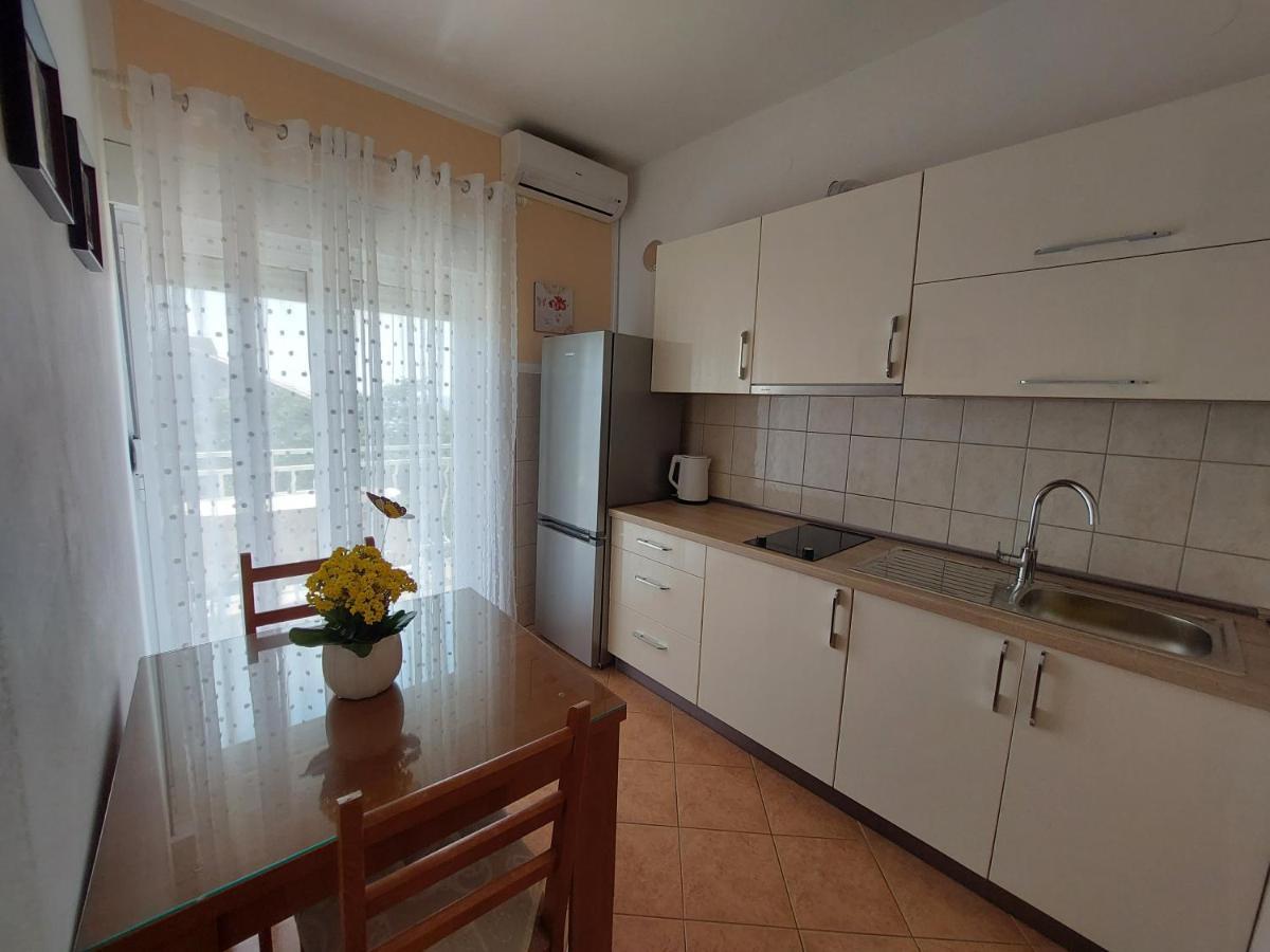 Apartments Tonci And Iris Примоштен Экстерьер фото