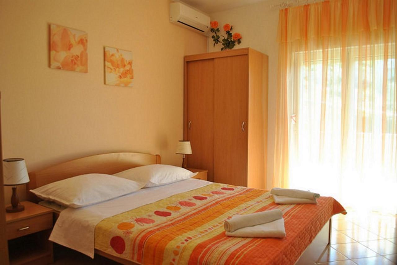 Apartments Tonci And Iris Примоштен Экстерьер фото