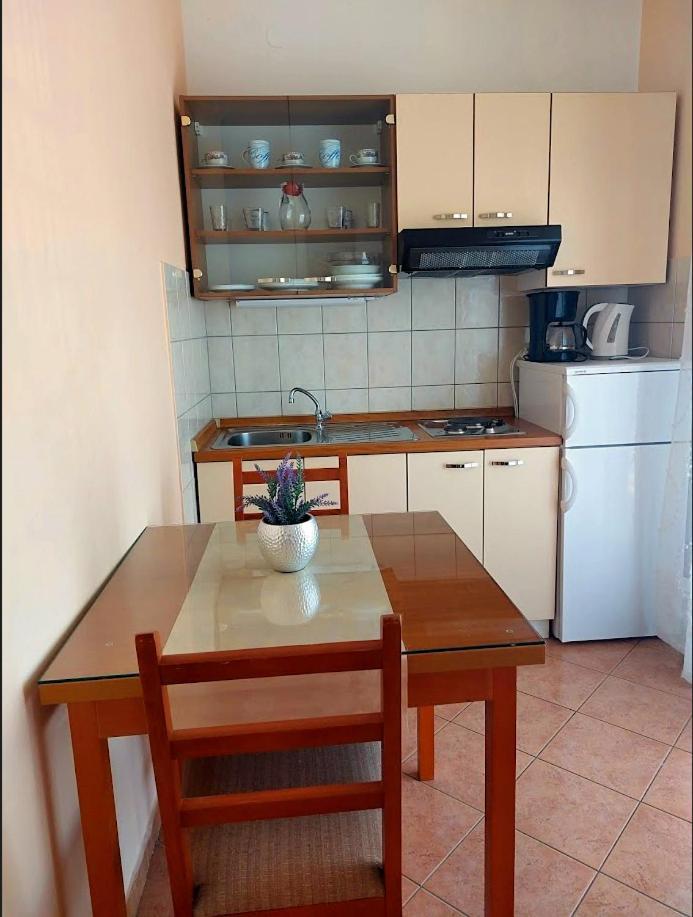 Apartments Tonci And Iris Примоштен Экстерьер фото