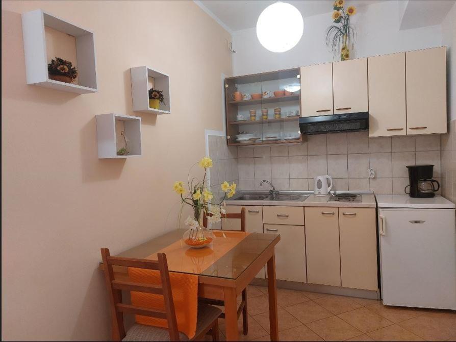 Apartments Tonci And Iris Примоштен Номер фото