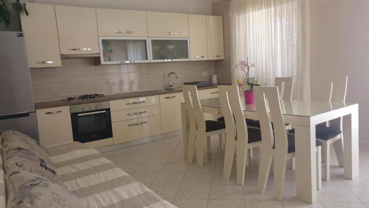 Apartments Tonci And Iris Примоштен Экстерьер фото