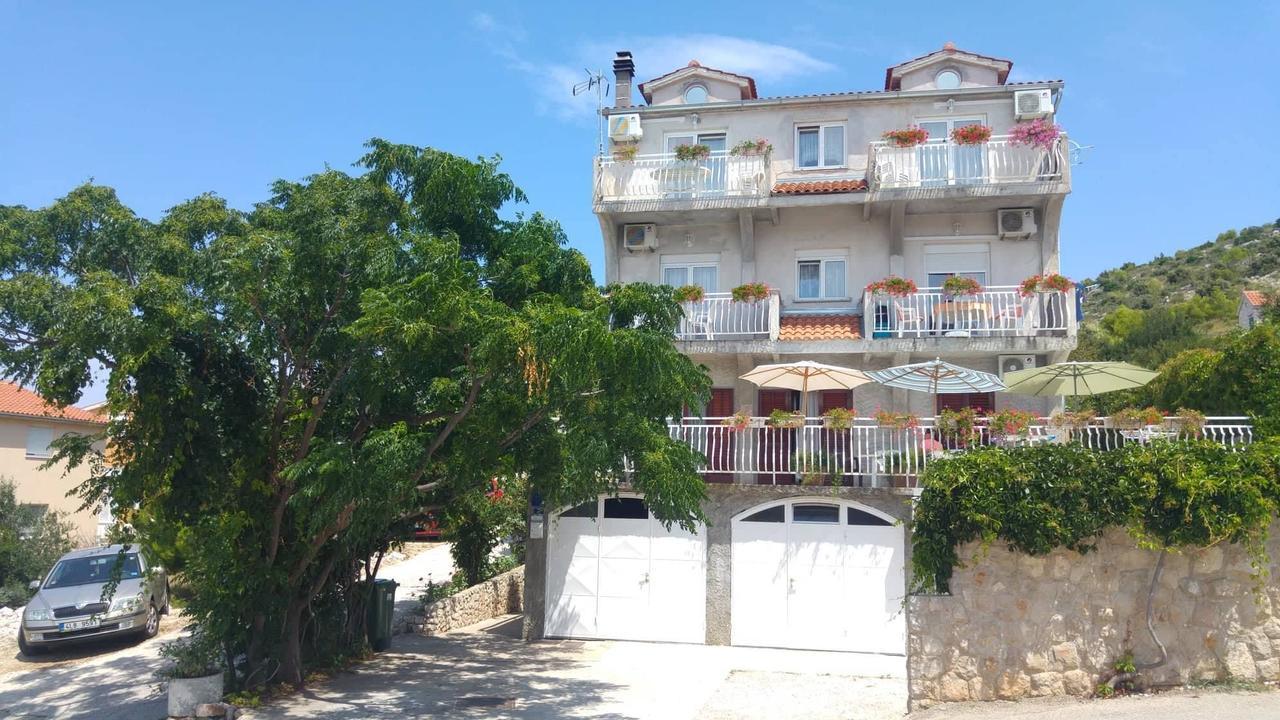 Apartments Tonci And Iris Примоштен Экстерьер фото