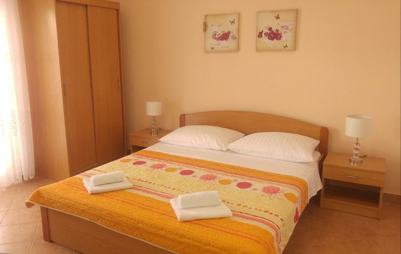 Apartments Tonci And Iris Примоштен Экстерьер фото