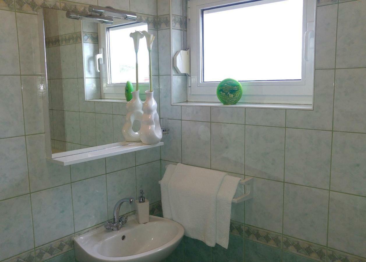 Apartments Tonci And Iris Примоштен Номер фото